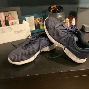 Mens barely worn tennis sneakers